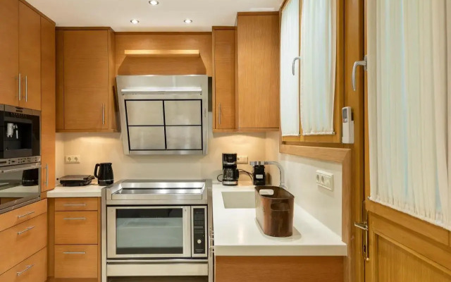 Vouliagmeni's Elegance by Acropolis Suites