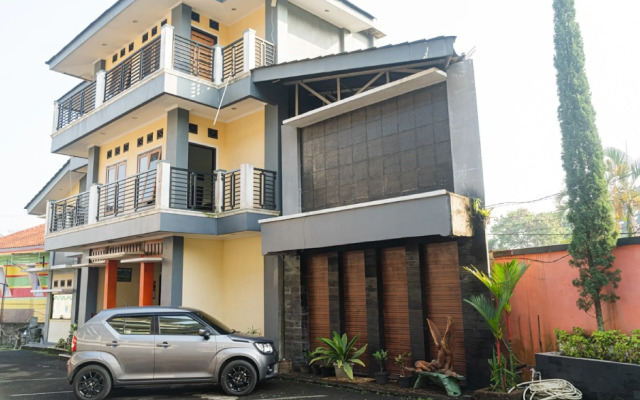 RedDoorz Plus @ Cibogo Puncak 3