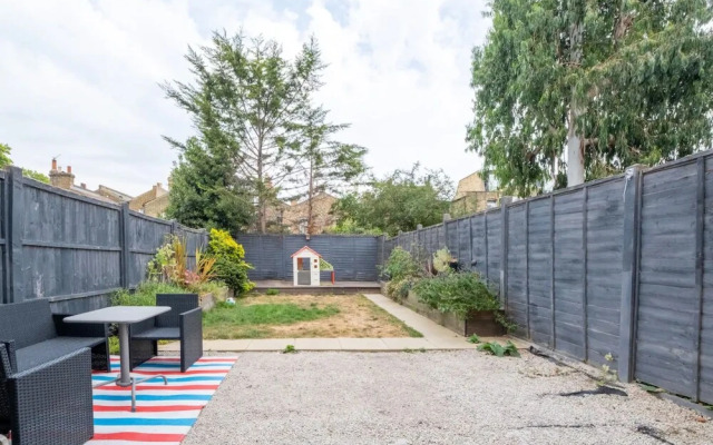 Lovely 3 Bedroom Apartment in Clapton With Garden