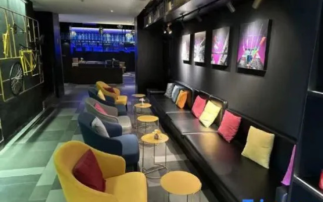 SK Simple Luxury Hotel (Shanghai Xujiahui Gymnasium Subway Station)