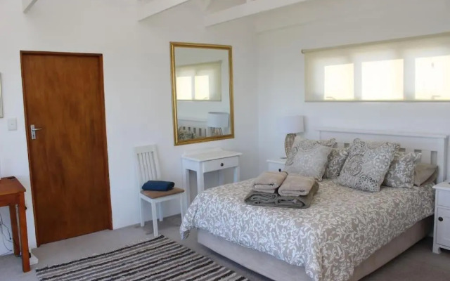 Baby Whale Bliss - Beachfront House