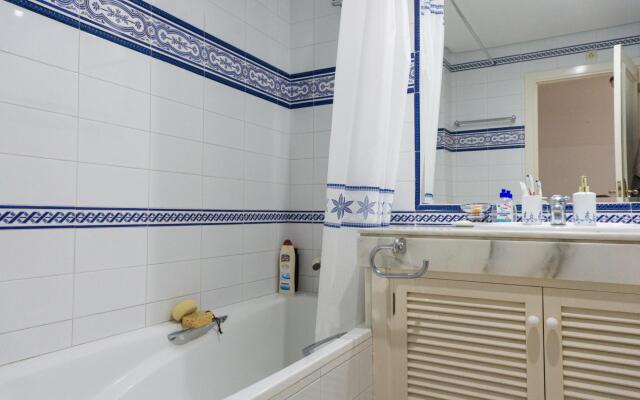 White Pearl Beach J4