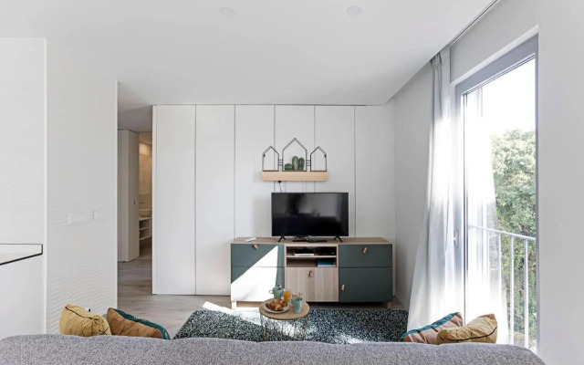 Stylish Flat W/ Gym & Parking by LovelyStay