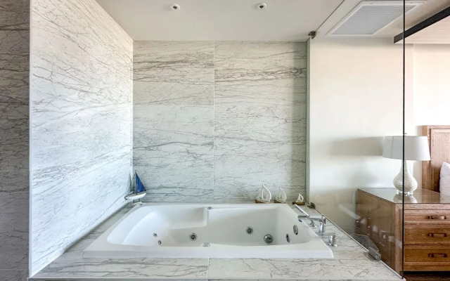 2BR Iconic Oceanfront Escape