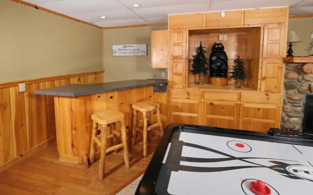 Smoky Treehouse Lodge #614