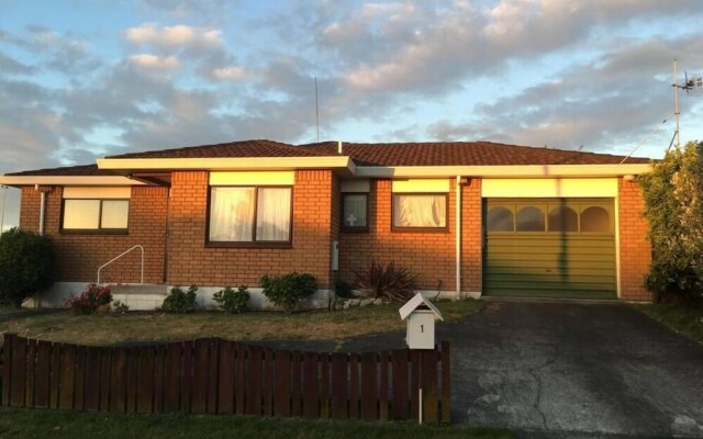 Sunny Holiday Home Near the Beach