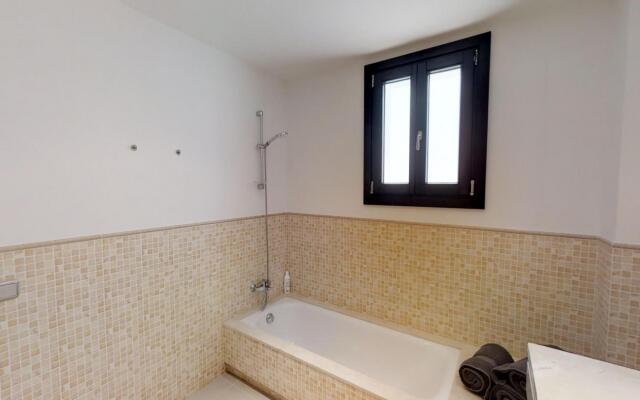 27175-Luxury Villa with heated pool