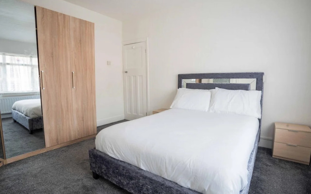 Spacious Home Ideal for Birmingham Commute