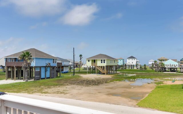 Breezy Freeport Home w/ Deck - 2 Mi to Beach!