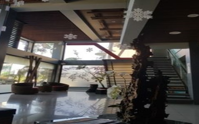 La Jenns Hotel and Resto Grill