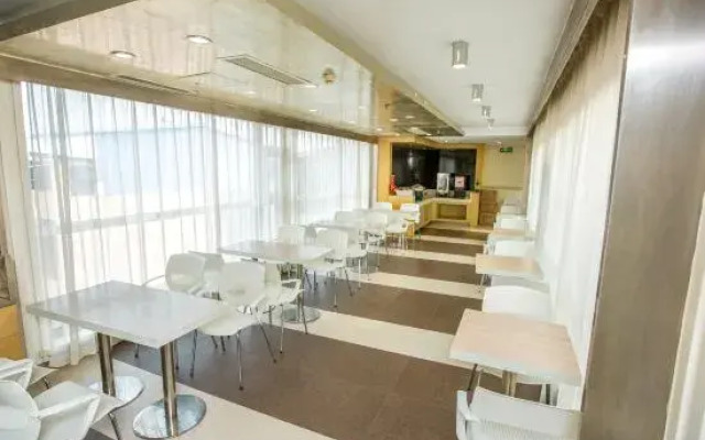 Linyi Mengnuo Hotel (University City bus station store)