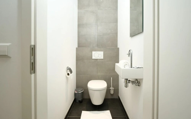 2BR Apt 100 m2 w Terrace Garden & Pkg
