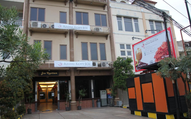 RedDoorz Plus near Soekarno Hatta Airport 2