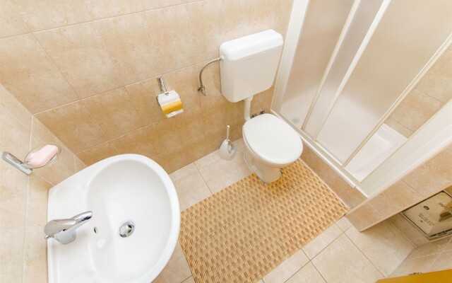 Apartments and Rooms Iva