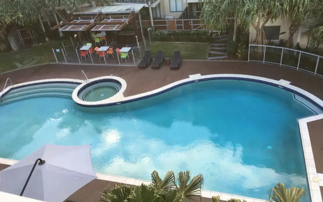 Modern 2 Bedroom Ocean View Apartment In Burleigh Heads