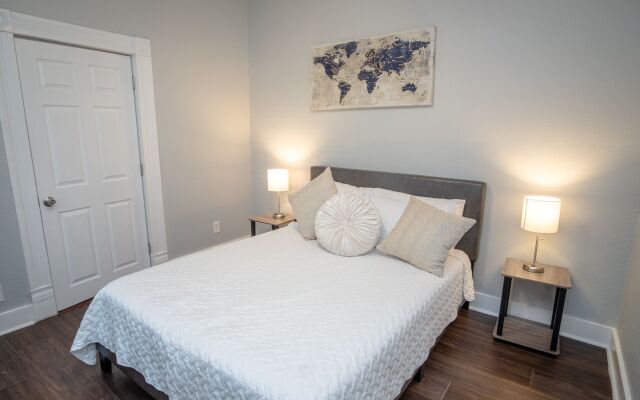 Remodeled Historic 1BR 1BA House Near Downtown