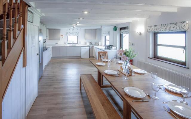 Stormy Castle - 6 Bedroom Sleeps 14 - Llangenith
