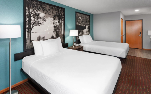 Super 8 by Wyndham McHenry/Fox Lake Area