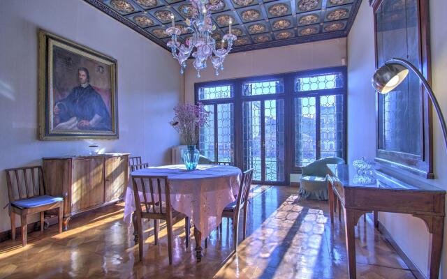 PANORAMIC 9 WINDOWS OVER GRANDCANAL, 3 bed, 2 bath