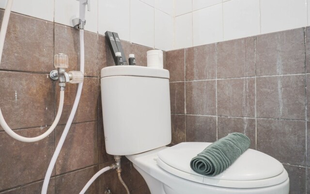 Simple And Cozy Living 2Br At Green Pramuka City Apartment