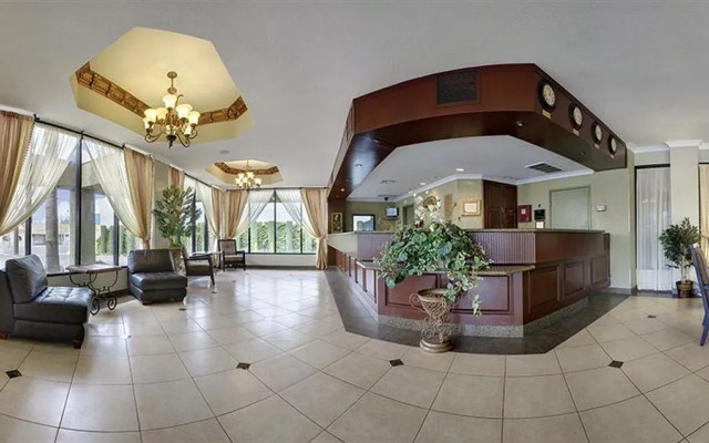 Howard Johnson Inn and Suites Reseda