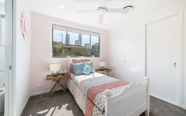 Gold Coast Private Villas - Waterfront Villas