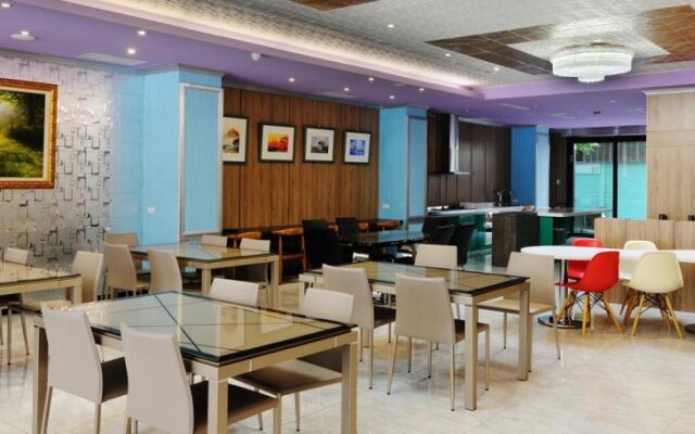 Lily Hotel