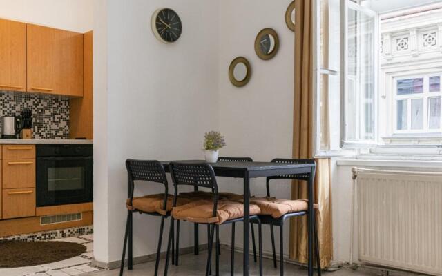 2 Pleasant Flats - Perfect for Long Stays
