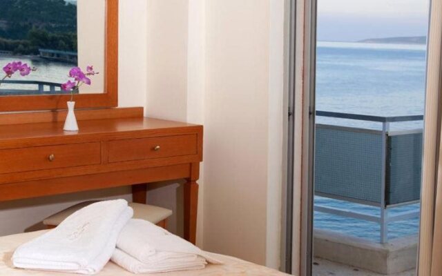 Saronis Hotel