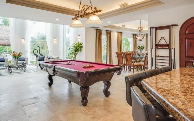 Lagoon & Beach Steps Away 5-bdrm Villa Elegancia