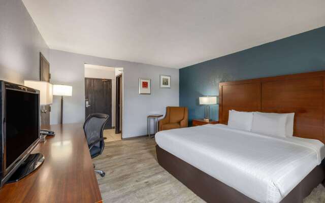 Travelodge by Wyndham Brooklyn Center