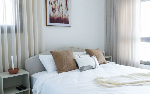SeaFront Luxurious 3 BR Apartment