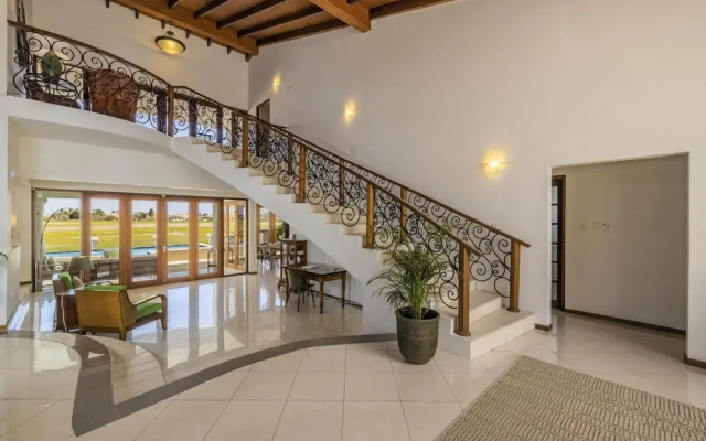 Villa Salina - 5BR w Pool Jacuzzi Sauna