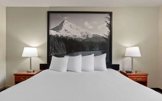 Super 8 by Wyndham Roseburg
