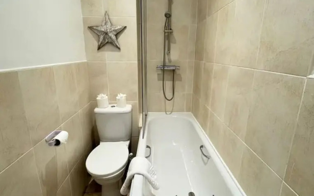 Cosy 4-bed - Sleeps 7, Garden & Pet-friendly