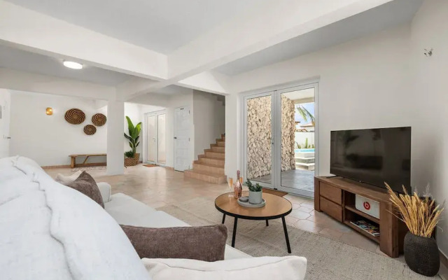 Newly Renovated Amazing Location Private Pool