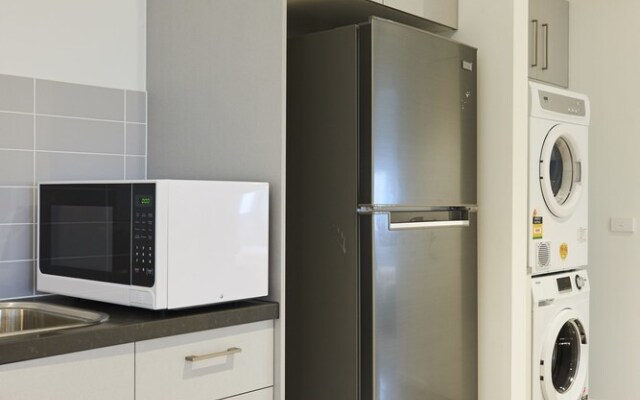 Earthy And Polished 2 Bedroom Unit In Chadstone