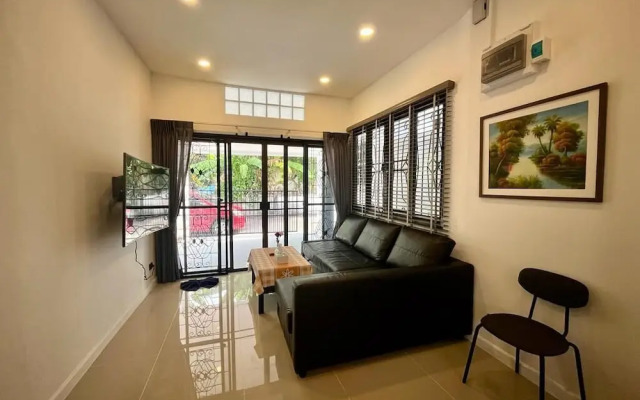 White House With 2br-1bath Near Kathu Water Fall