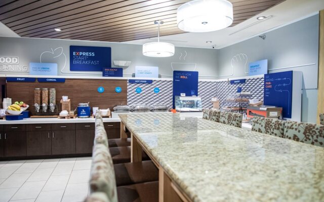Holiday Inn Express & Suites Chicago-Libertyville by IHG