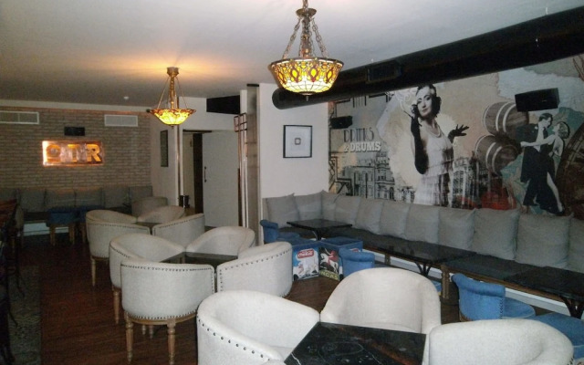 Yellow Rose Hotel