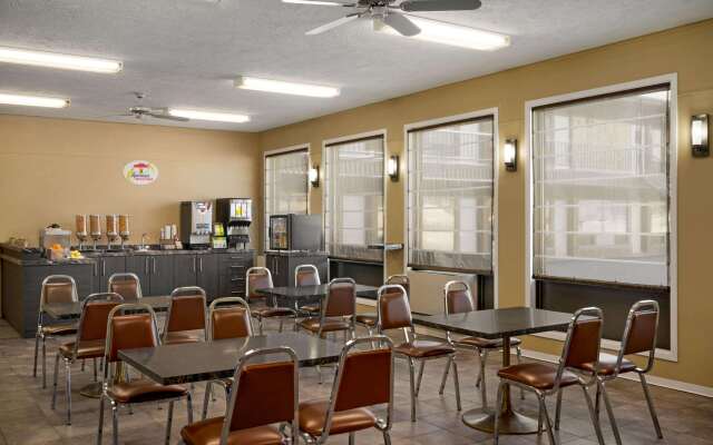 Super 8 by Wyndham Hearst ON
