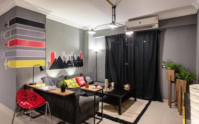 The Terminal 2 Stay - Steps From Nightlife and Airport