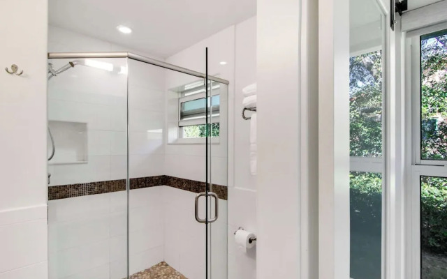 La Casa Blanca Minutes From the Beach!