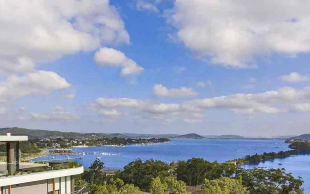 Stylish Penthouse with Views & Jacuzzi