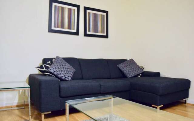 Modern 1 Bedroom Flat in Shadwell With Balcony