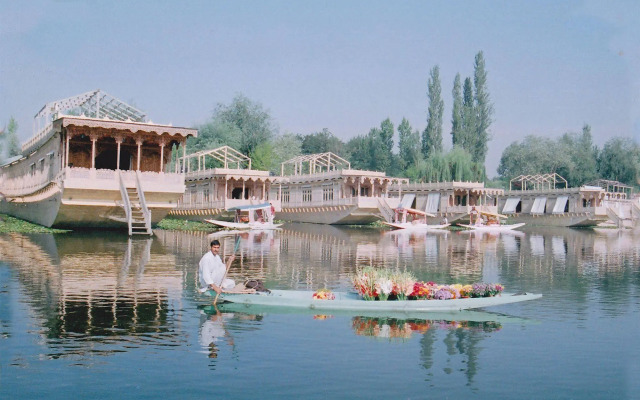 Wangnoo Houseboats