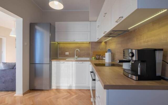 FM Deluxe 2-BDR Apartment with Balcony - Zaimov Park