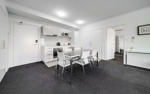 Spacious 2-bed Conveniently by Lake Tuggeranong – Guest Rooms – Tuggeranong
