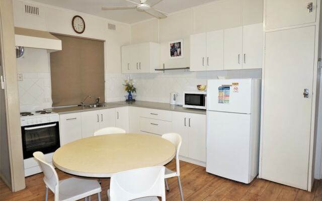 Getaway Villas Unit 3 - 3 Bedroom Self-Contained Villa with a Deck