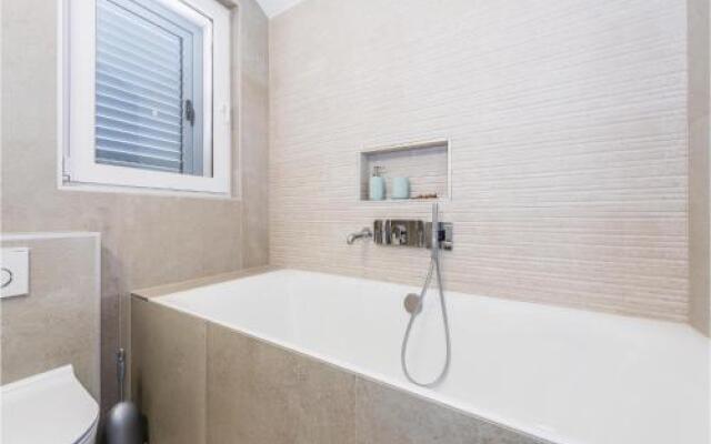 Four-Bedroom Holiday Home in Milna